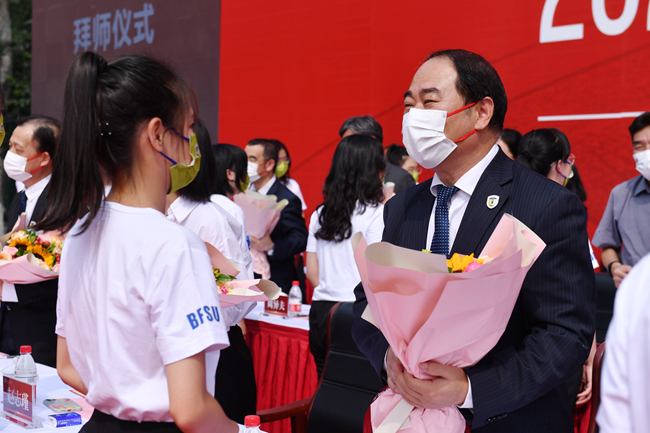How to say the freshmen's opening ceremony in English _The freshmen's representative's speech at the Chinese Department's opening ceremony
