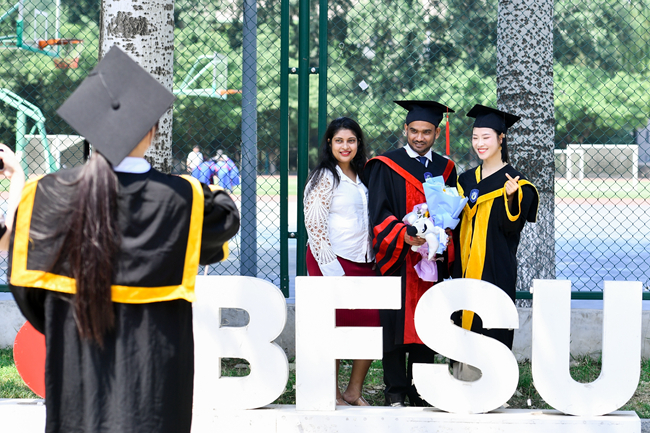 School of Foreign Languages ​​Graduation Ceremony Theme_School of Foreign Languages ​​Graduation Ceremony Background_