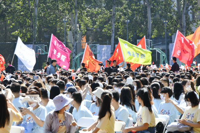 How to say the opening ceremony of the freshmen in English__The freshmen representative speaks at the opening ceremony of the Chinese Department