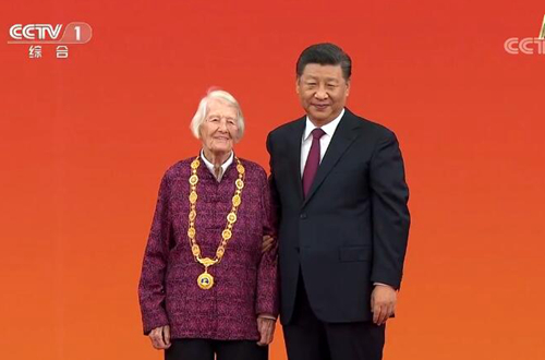 General Secretary Xi Jinping presented Professor Isabeth to award the "Friendship Medal" of the People's Republic of China _ General Secretary Xi Jinping to Professor Isabeth awarded the "Friendship Medal" of the People's Republic of China _
